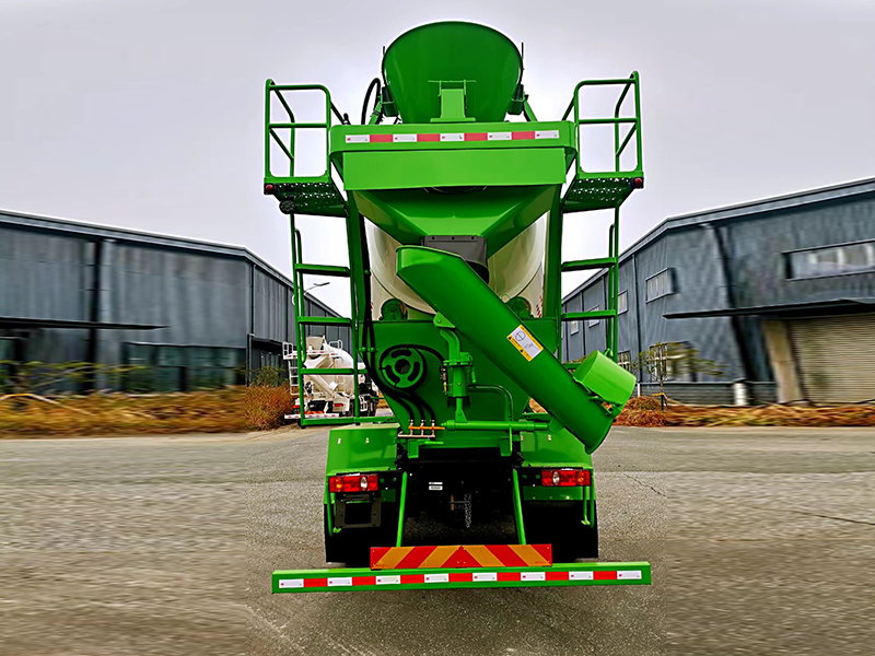 大運(yùn) F6小三軸攪拌車