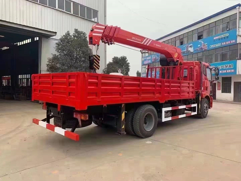 解放單橋三一8噸吊機(jī)