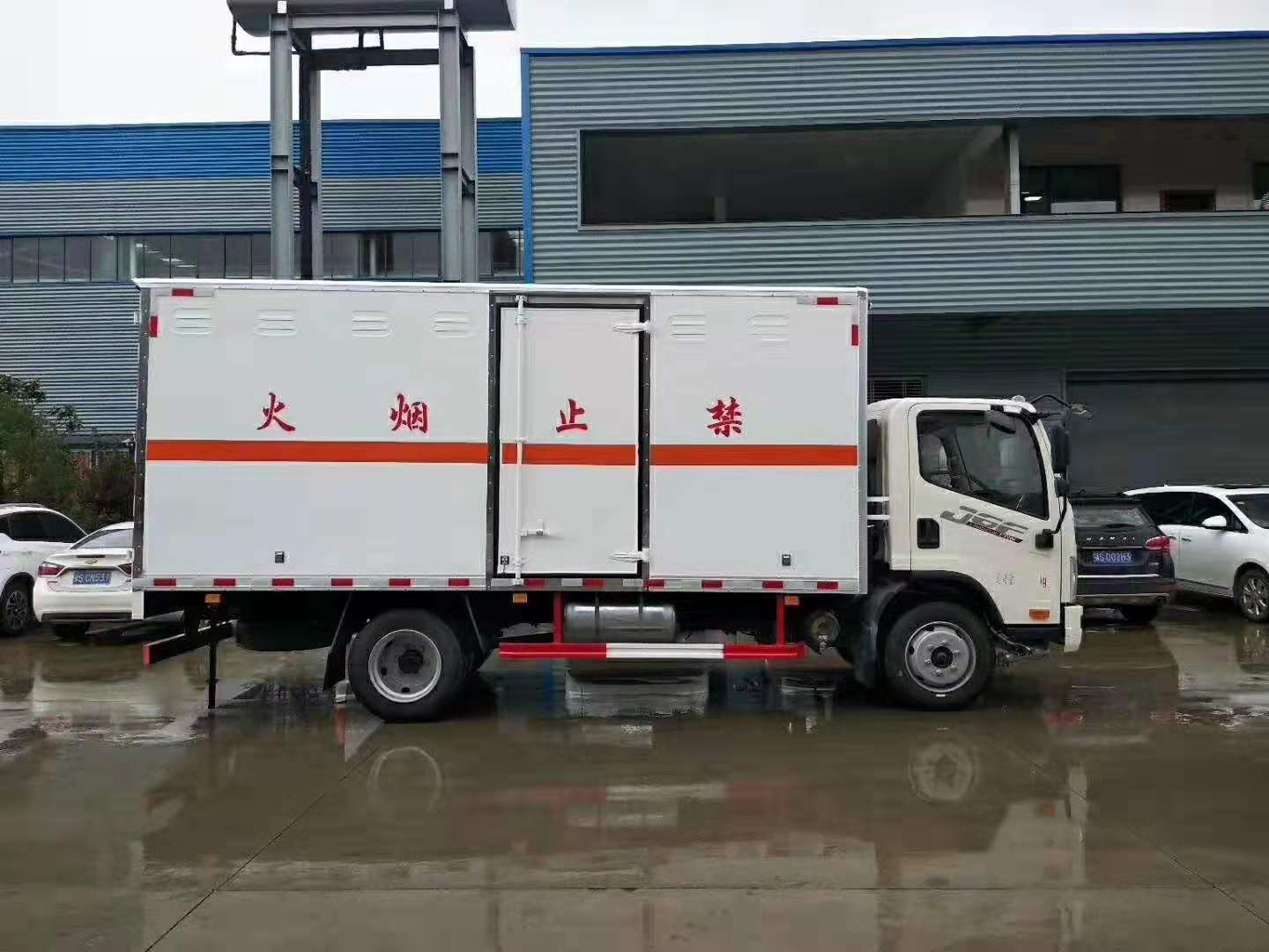 解放5.1米(額載7噸)氣瓶廂式運輸車