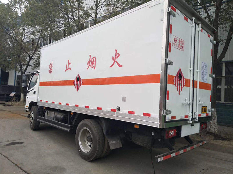 福田5.1米(6.7噸)易燃固體廂式車