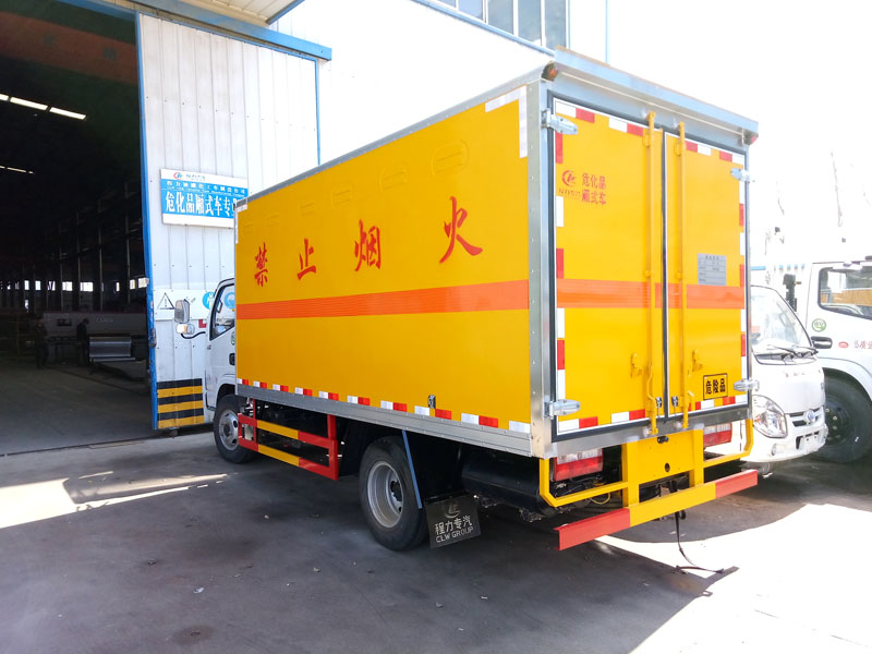 多利卡4.1米(3.4噸)腐蝕品廂式車